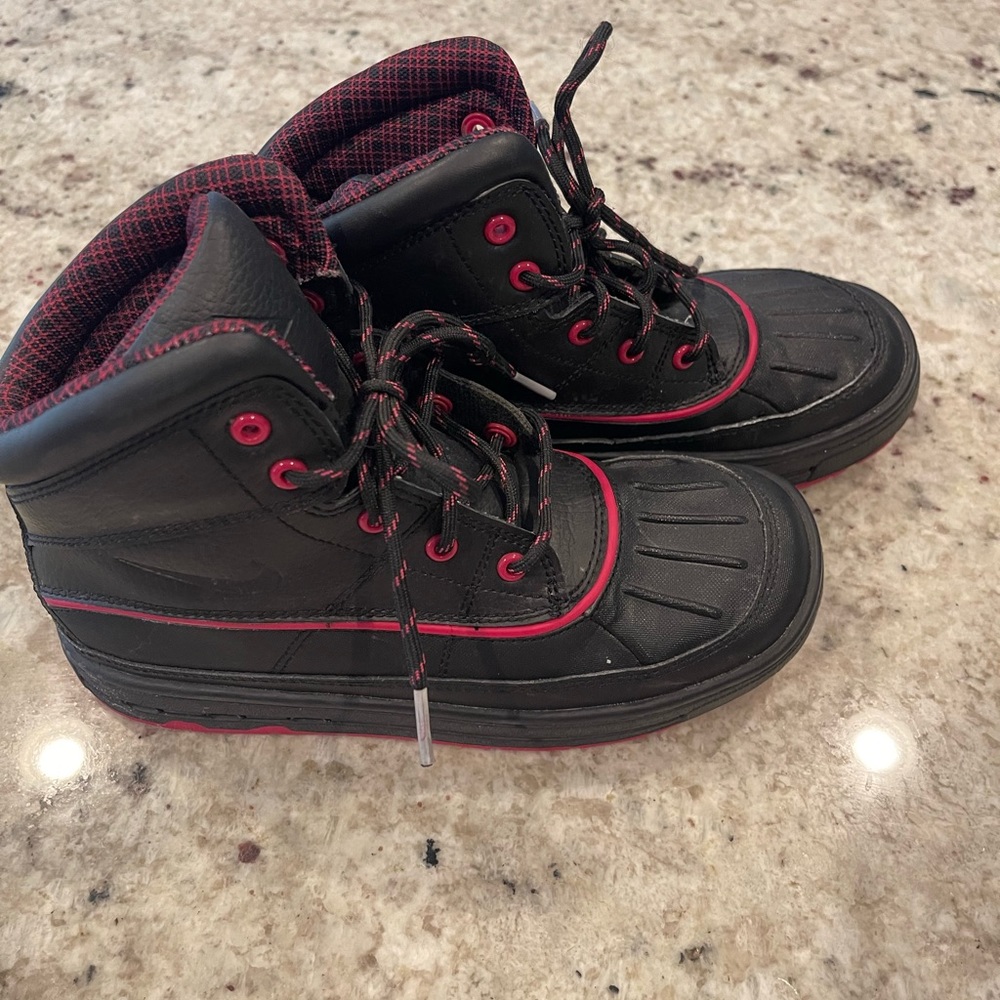 Nike ACG boots black and pink size 3 Y